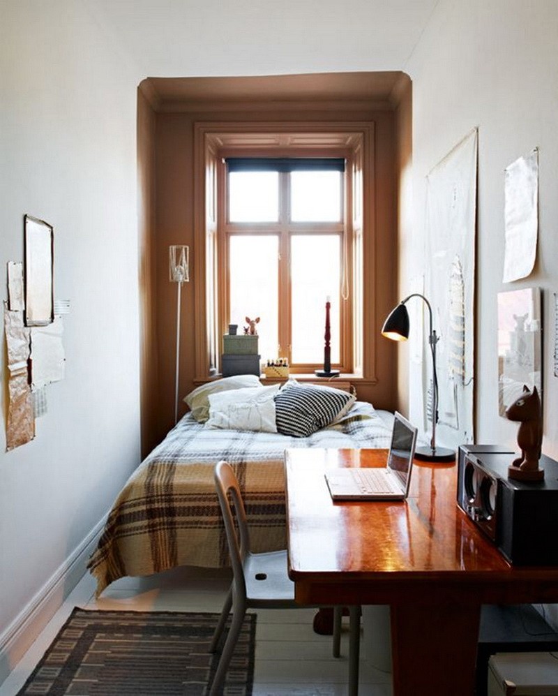 Elongated furniture arrangement in a minimalist bedroom design